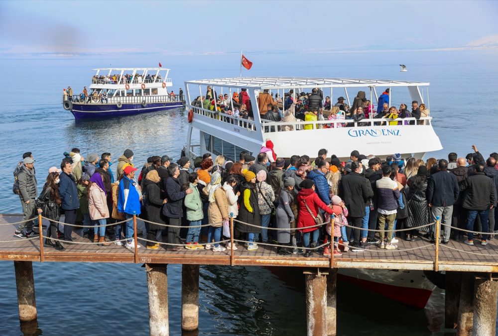 Rehber Dostu Akdamar Tekne Turu Gevaş Grand Deniz